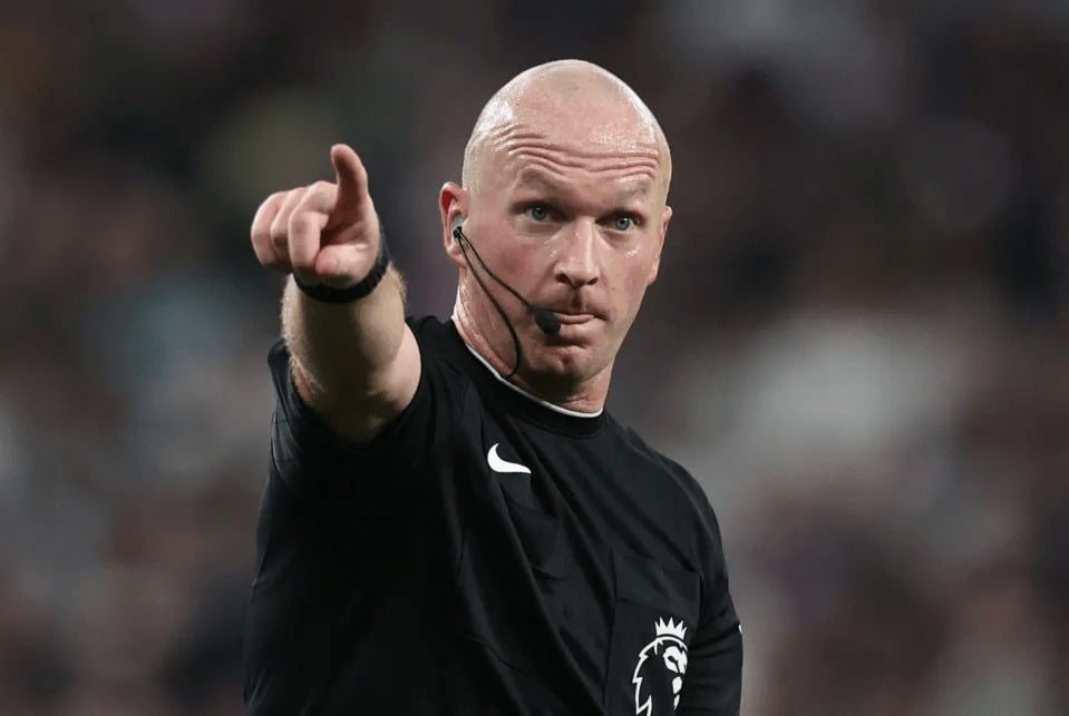 Simon Hooper là trọng tài chính trận Tottenham - Liverpool ngày 30/9. Ảnh: Reuters