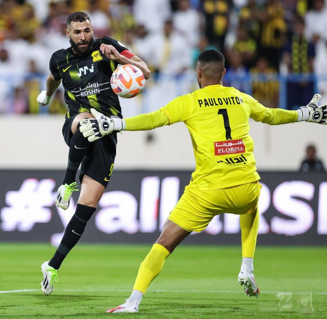 Benzema (trái) ghi bàn trong trận Al Ittihad thắng Al Okhdood 1-0 hôm 14/9. Ảnh: Al Ittihad