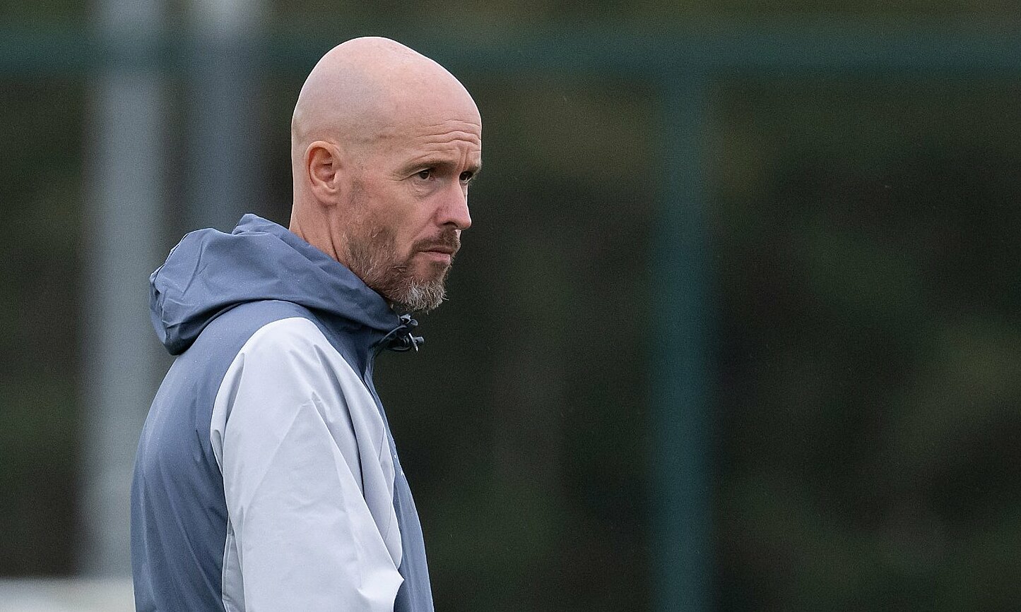 Ten Hag quan sát các cầu thủ Man Utd trên sân tập Carrington ngày 2/10. Ảnh: manutd.com