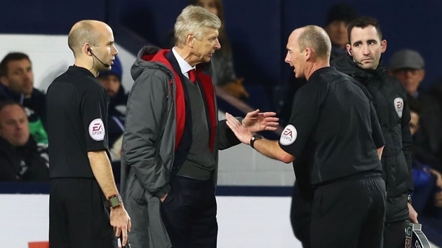 Trọng tài Mike Dean và câu chuyện đen tối từ thời cầm còi - Bóng Đá