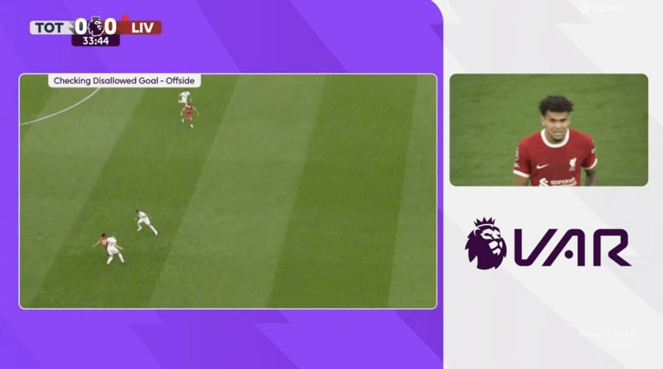 VAR không kẻ vạch trong tình huống kiểm tra lỗi việt vị với Luis Diaz...