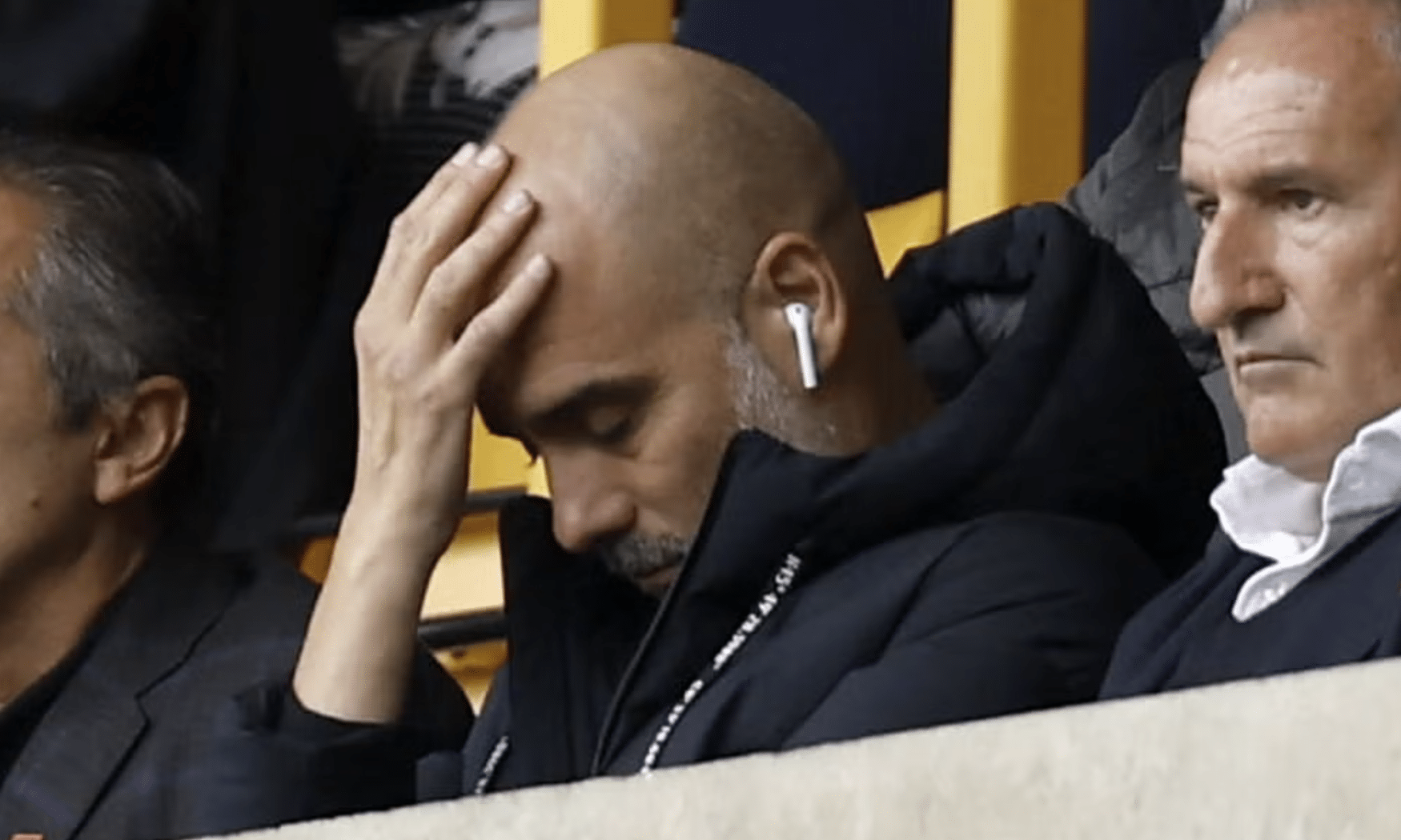 Guardiola bị cấm chỉ đạo khi Man City thua Wolves 1-2 ở vòng bảy Ngoại hạng Anh. Ảnh: PA