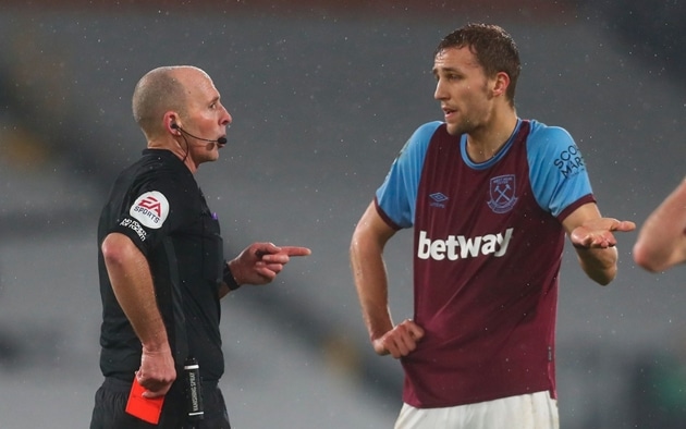 Trọng tài Mike Dean và câu chuyện đen tối từ thời cầm còi - Bóng Đá