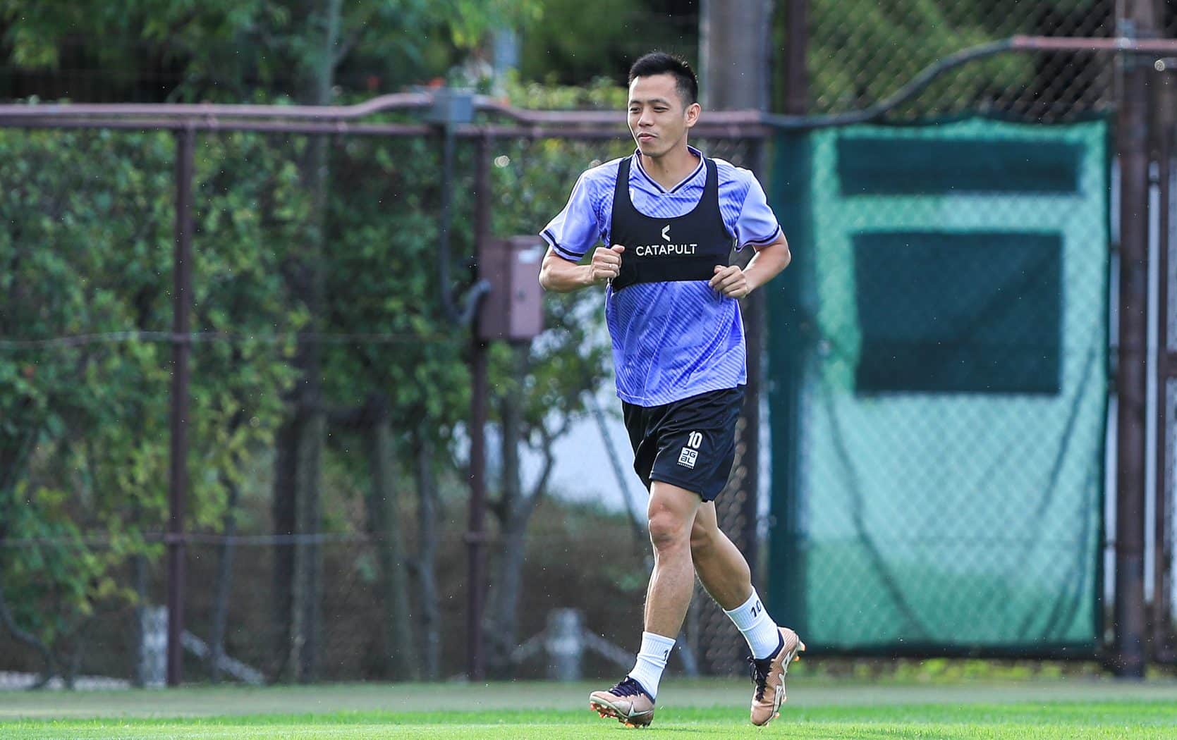 Nguyễn Văn Quyết trong buổi tập của Hà Nội FC tại Nhật Bản chiều 2/10.