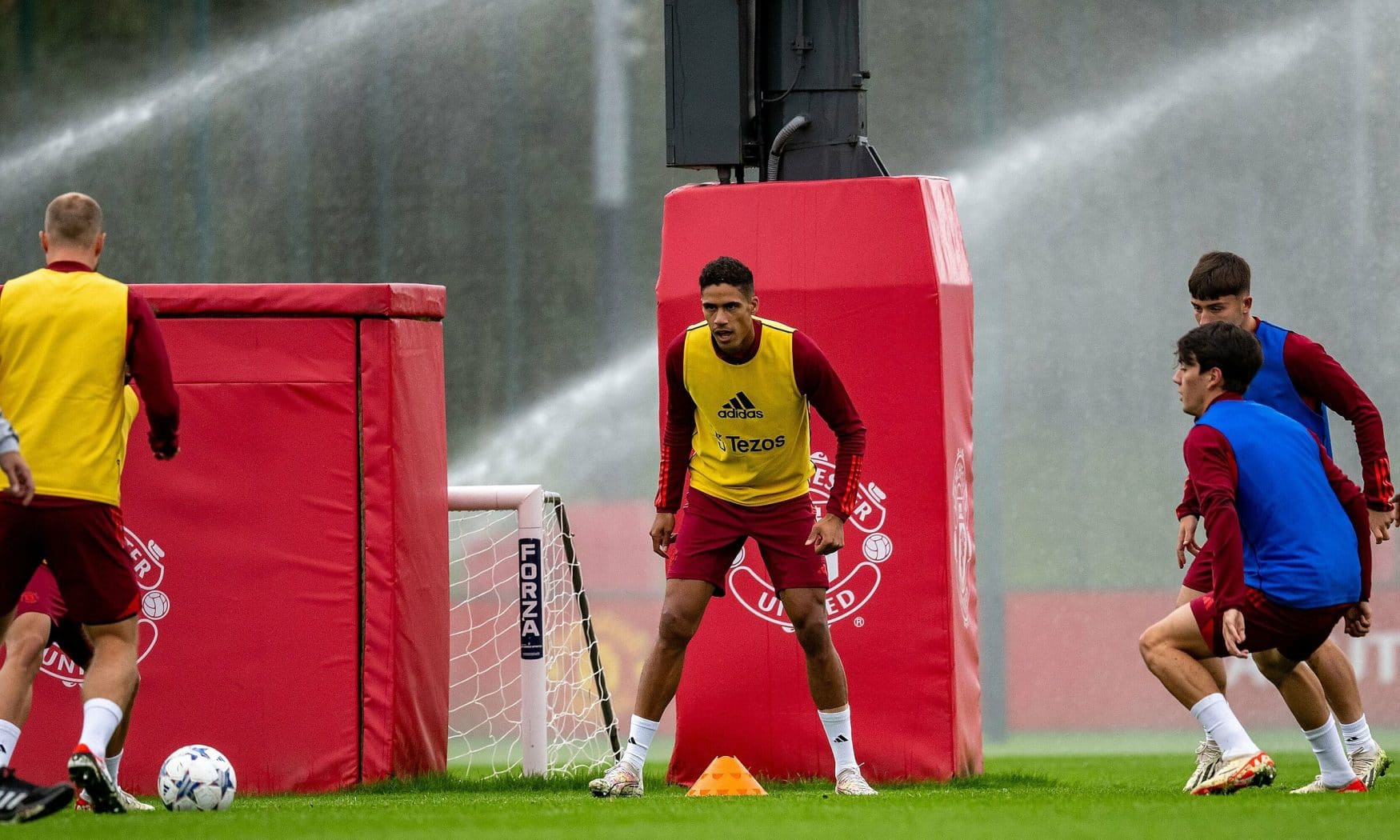 Varane (giữa) trong buổi tập của Man Utd tại Manchester ngày 2/10 chuẩn bị cho trận tiếp Galatasaray. Ảnh: manutd.com